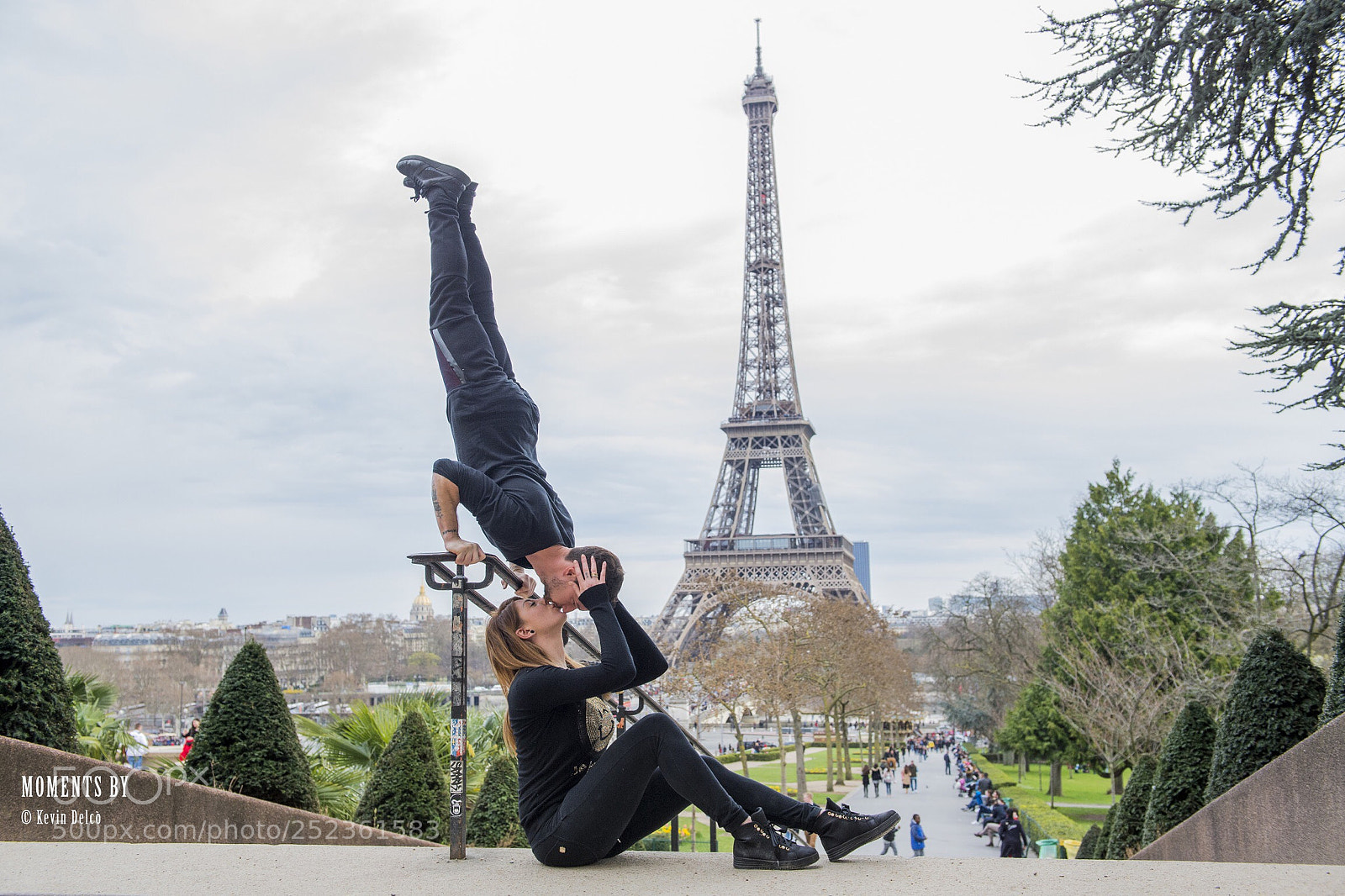 Nikon D4S sample photo. Kiss handstand photography