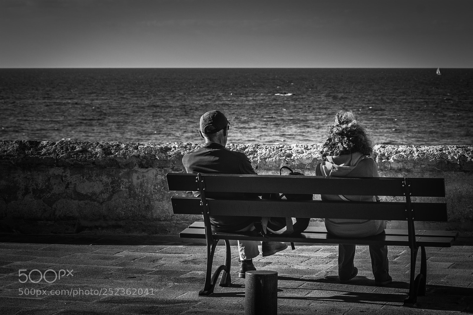 Canon EOS 450D (EOS Rebel XSi / EOS Kiss X2) sample photo. Old couple on bench photography