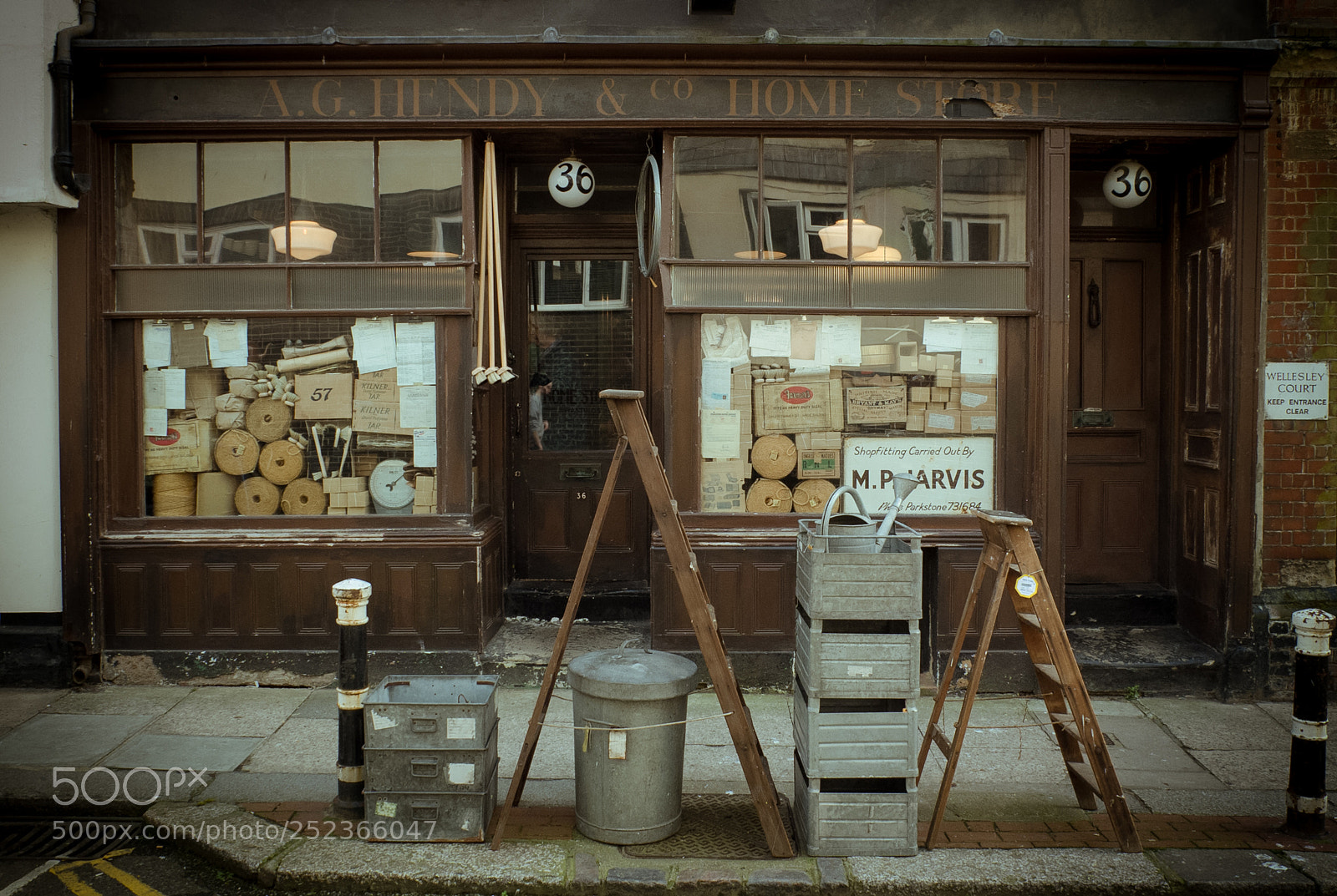 Fujifilm X10 sample photo. Shop photography