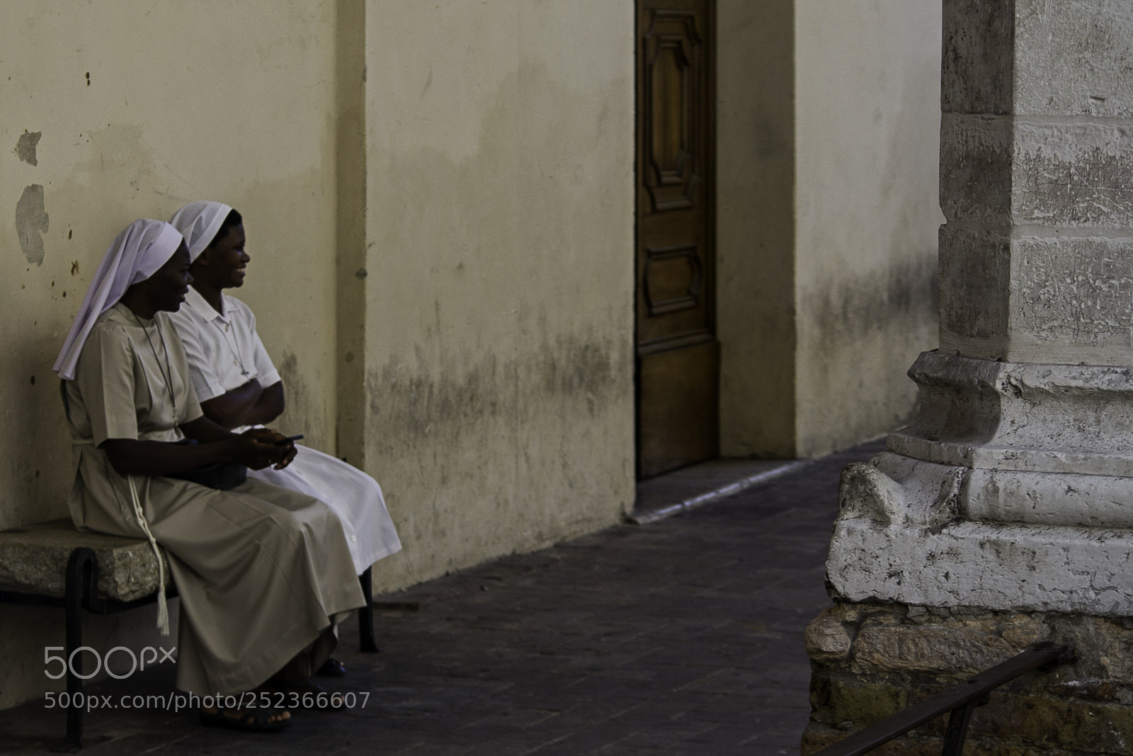 Canon EOS M5 sample photo. Two women in white photography