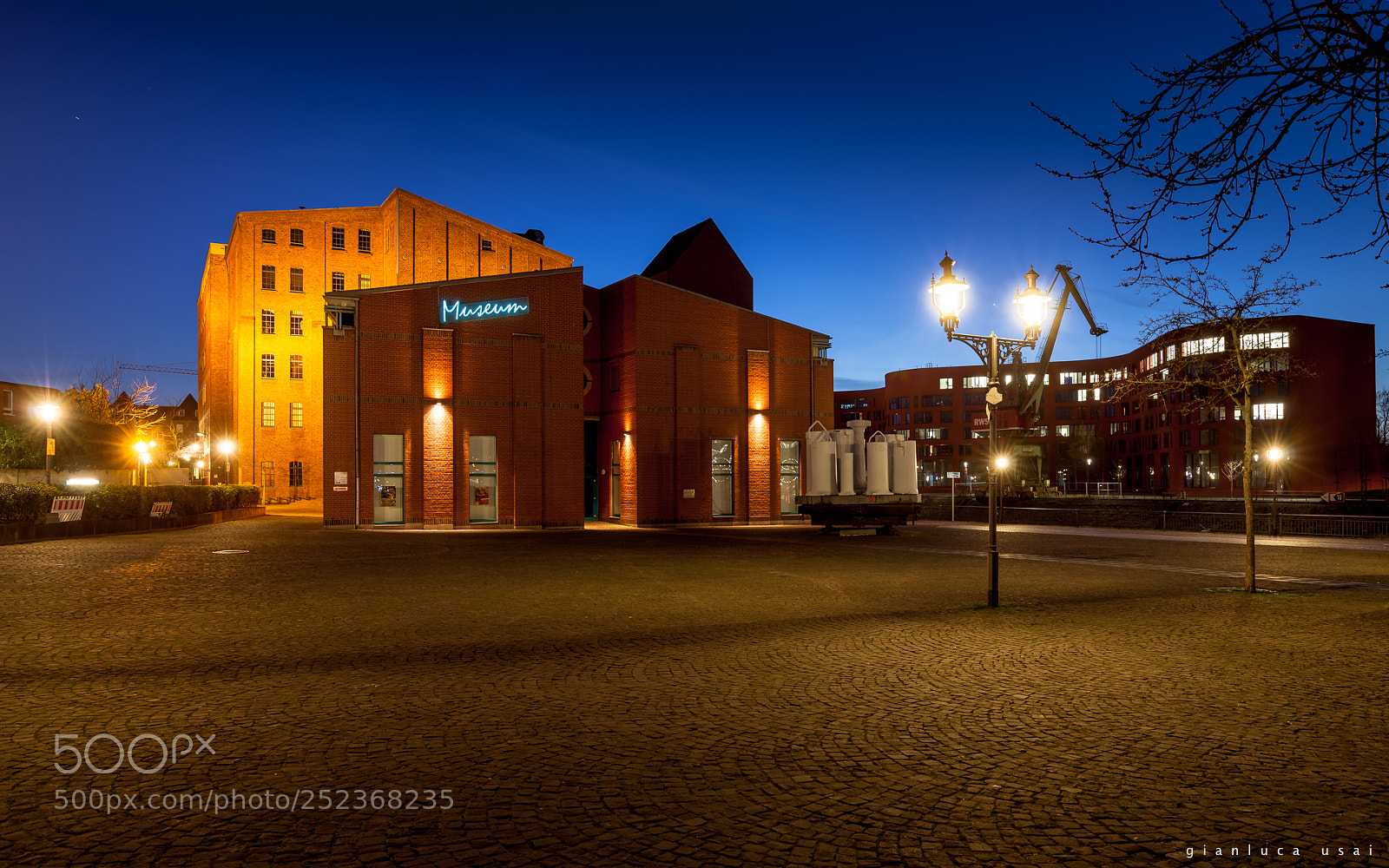 Canon EOS 5D Mark II sample photo. Museum photography