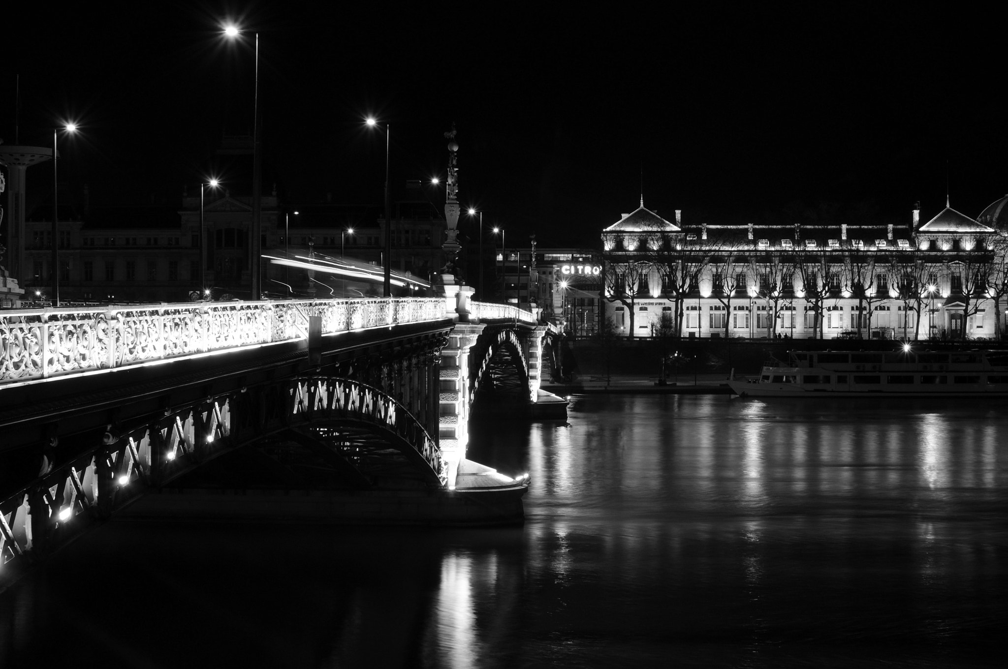 Nikon D90 + Nikon AF-S DX Nikkor 35mm F1.8G sample photo. Crossing by night photography