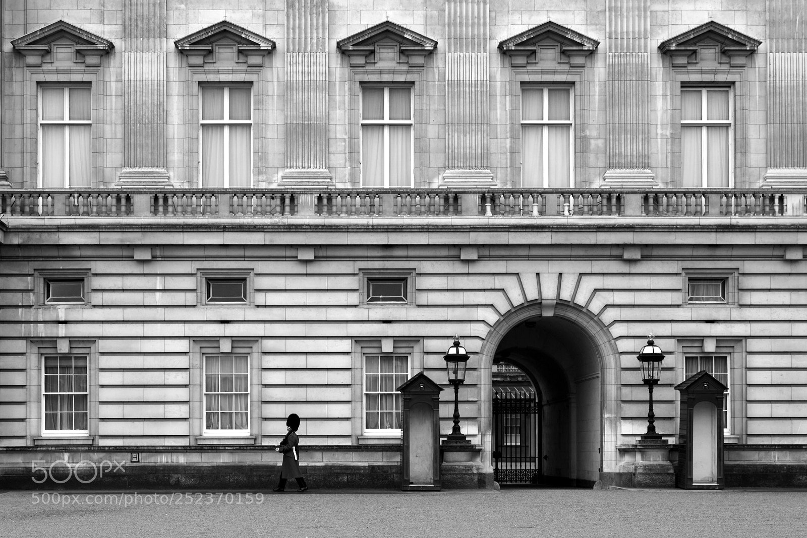 Nikon D5200 + Nikon AF-S DX Nikkor 35mm F1.8G sample photo. Buckingham palace photography