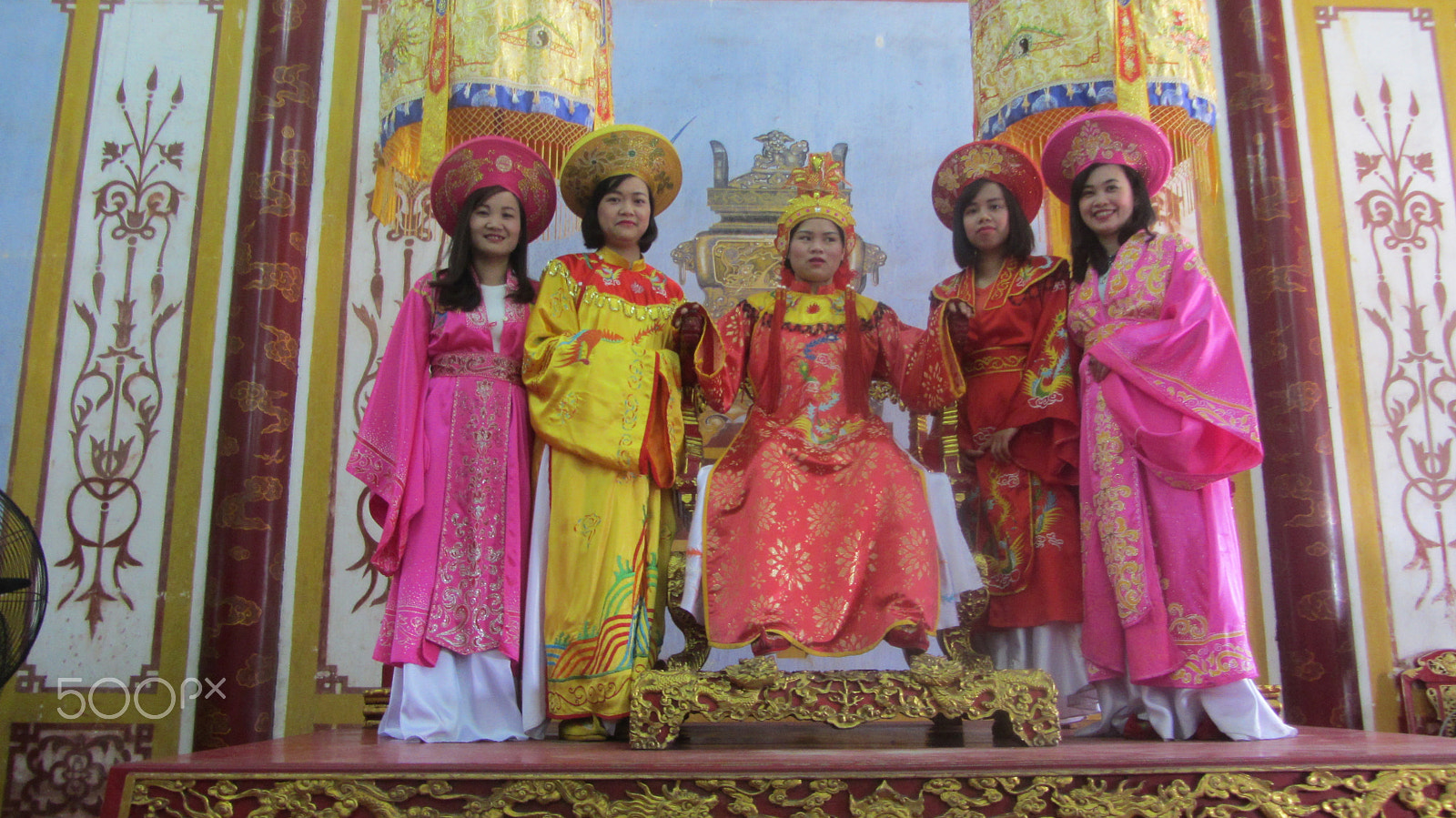 Canon PowerShot SX220 HS sample photo. Role playing in hue royal court photography