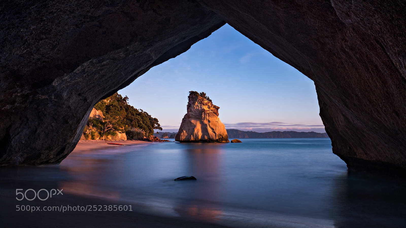 Fujifilm X-T2 sample photo. Cathedral cove light photography