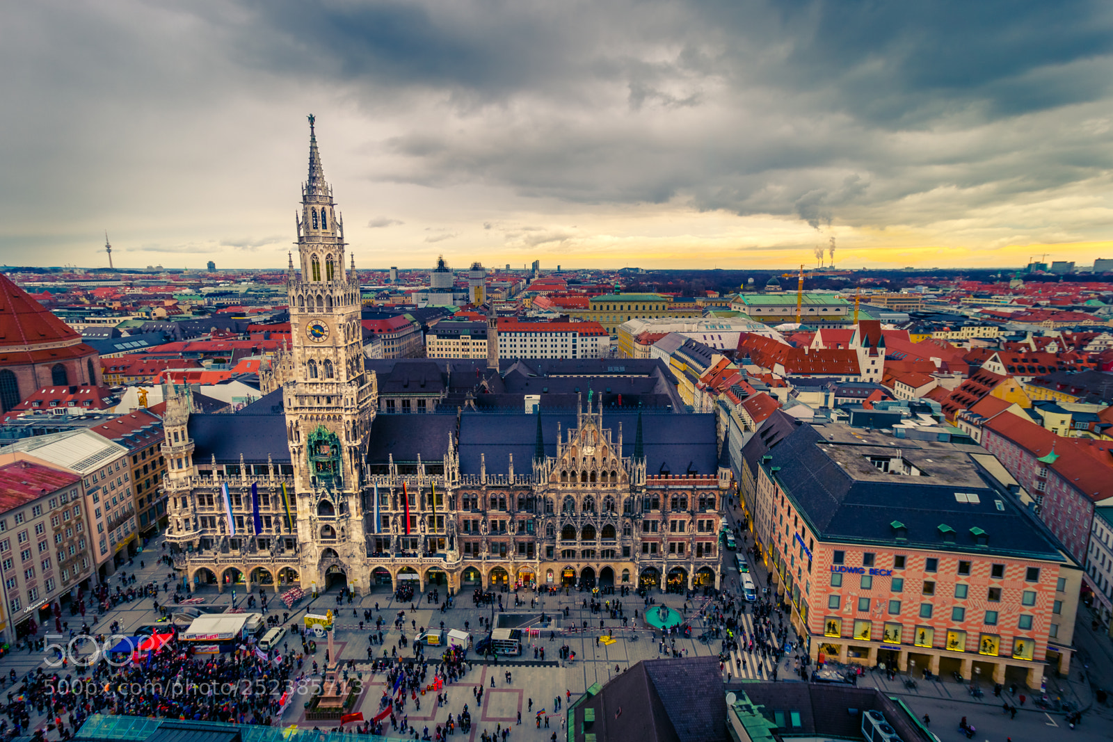 Canon EOS 600D (Rebel EOS T3i / EOS Kiss X5) sample photo. Marienplatz photography