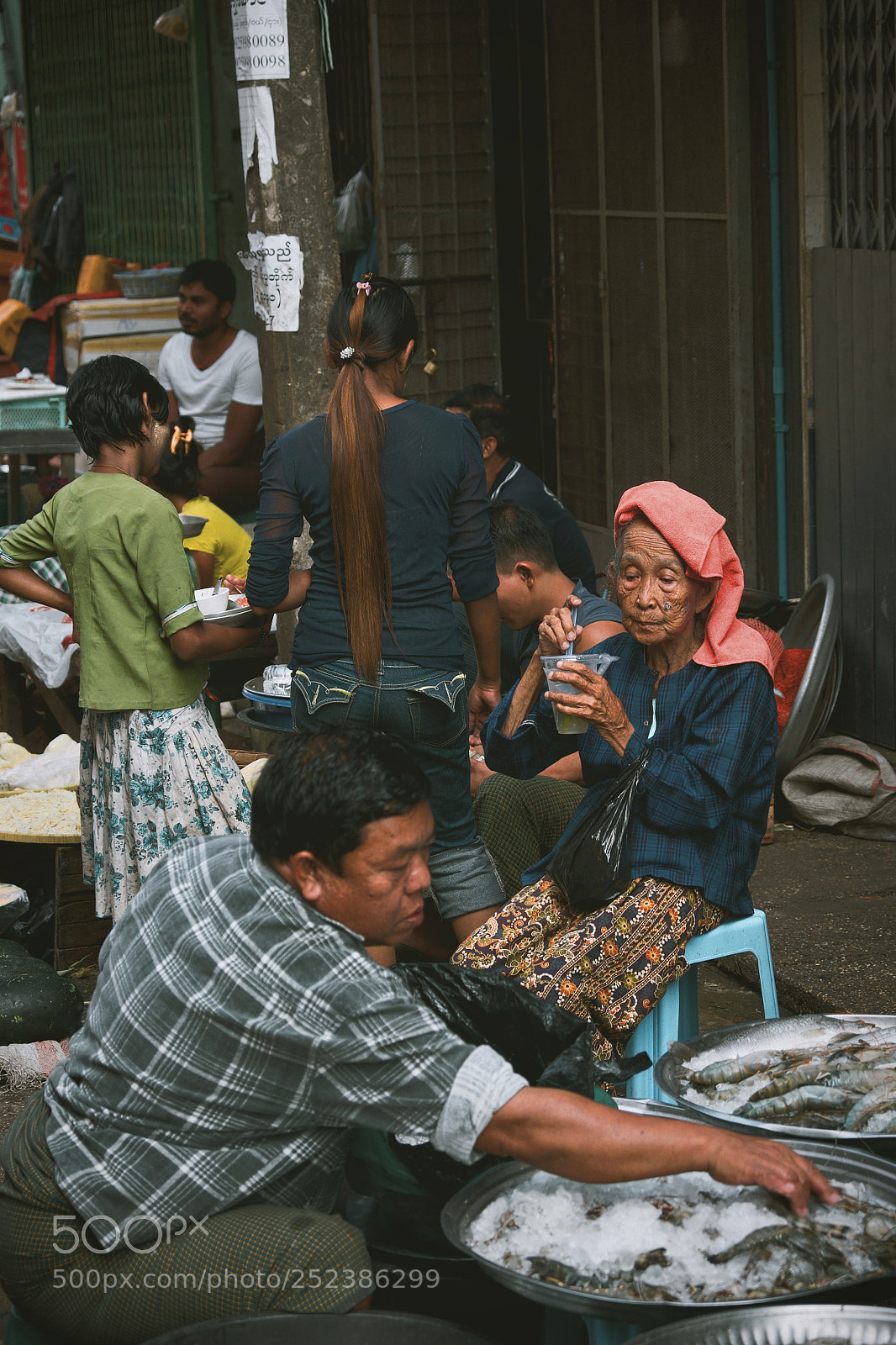 Fujifilm X-T10 sample photo. Old lady watching photography