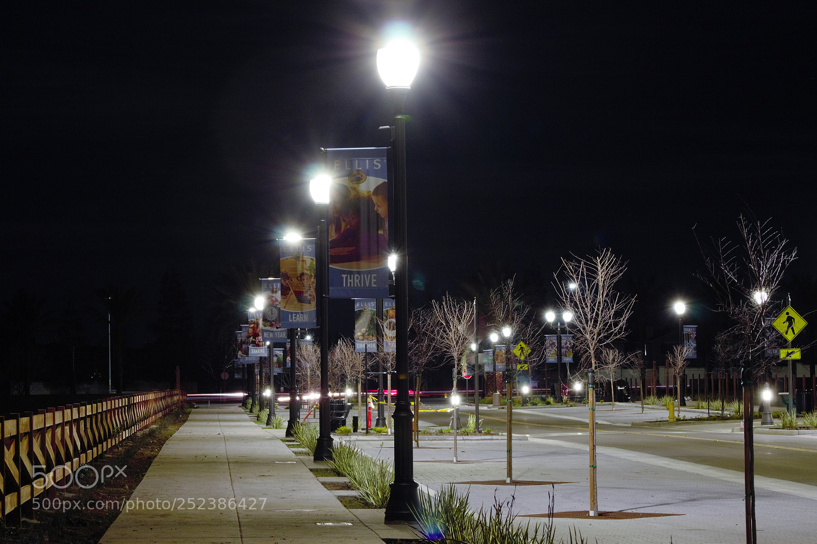 Canon EOS 600D (Rebel EOS T3i / EOS Kiss X5) sample photo. Deserted street photography