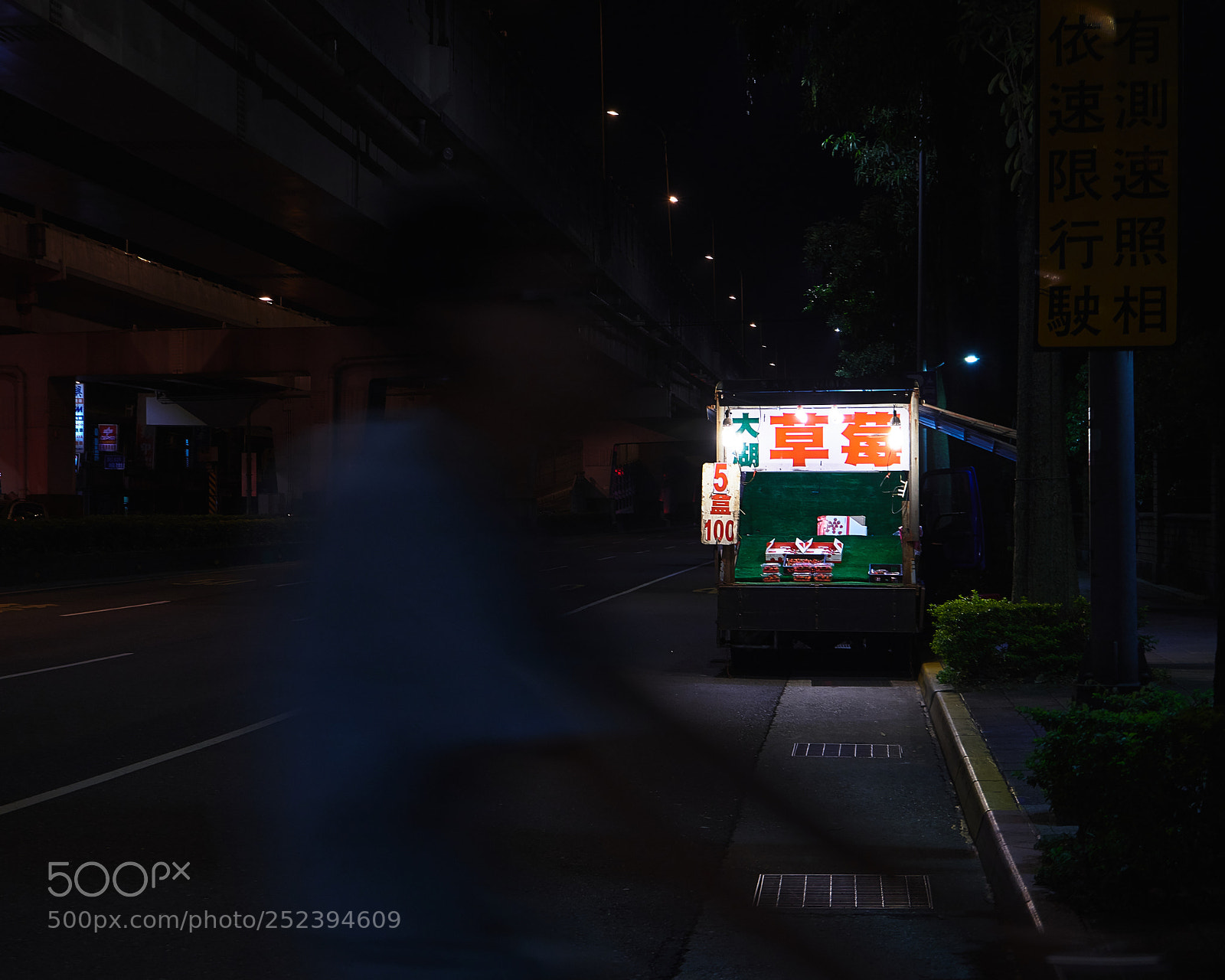Sony a7R III sample photo. Street vendor photography