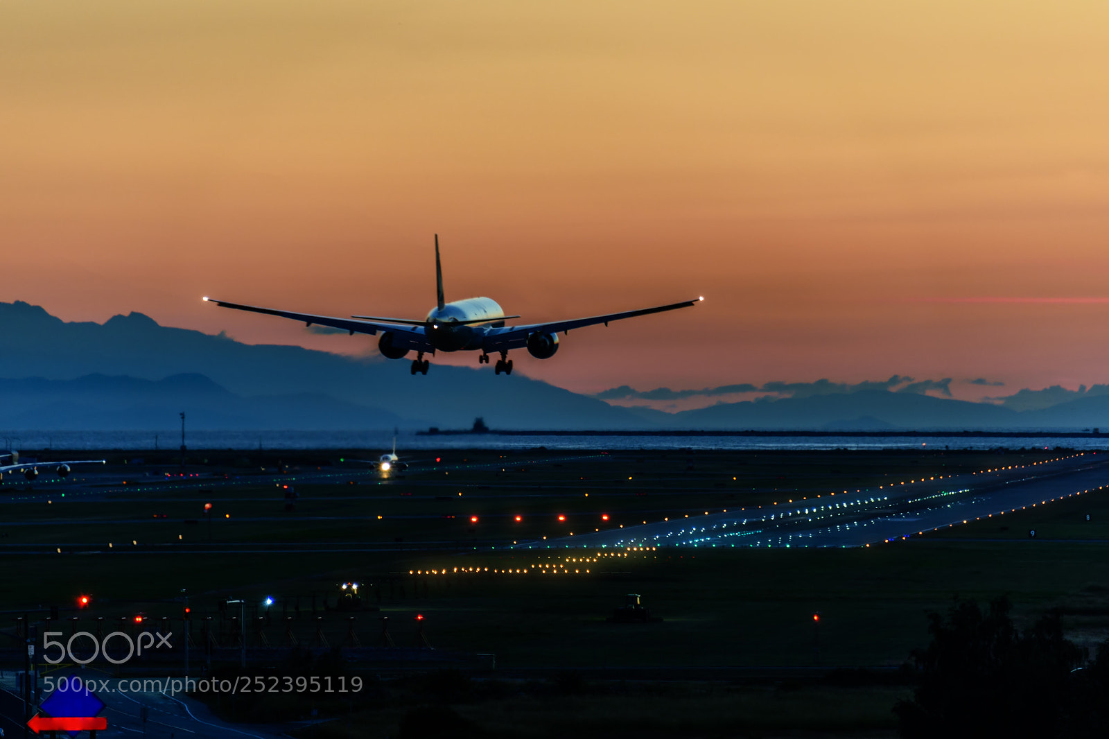 Nikon D810 sample photo. The plane lands on photography