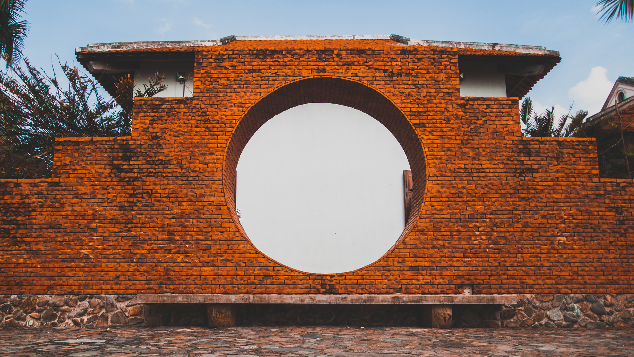 Olympus PEN E-P1 sample photo. Hole in the wall photography