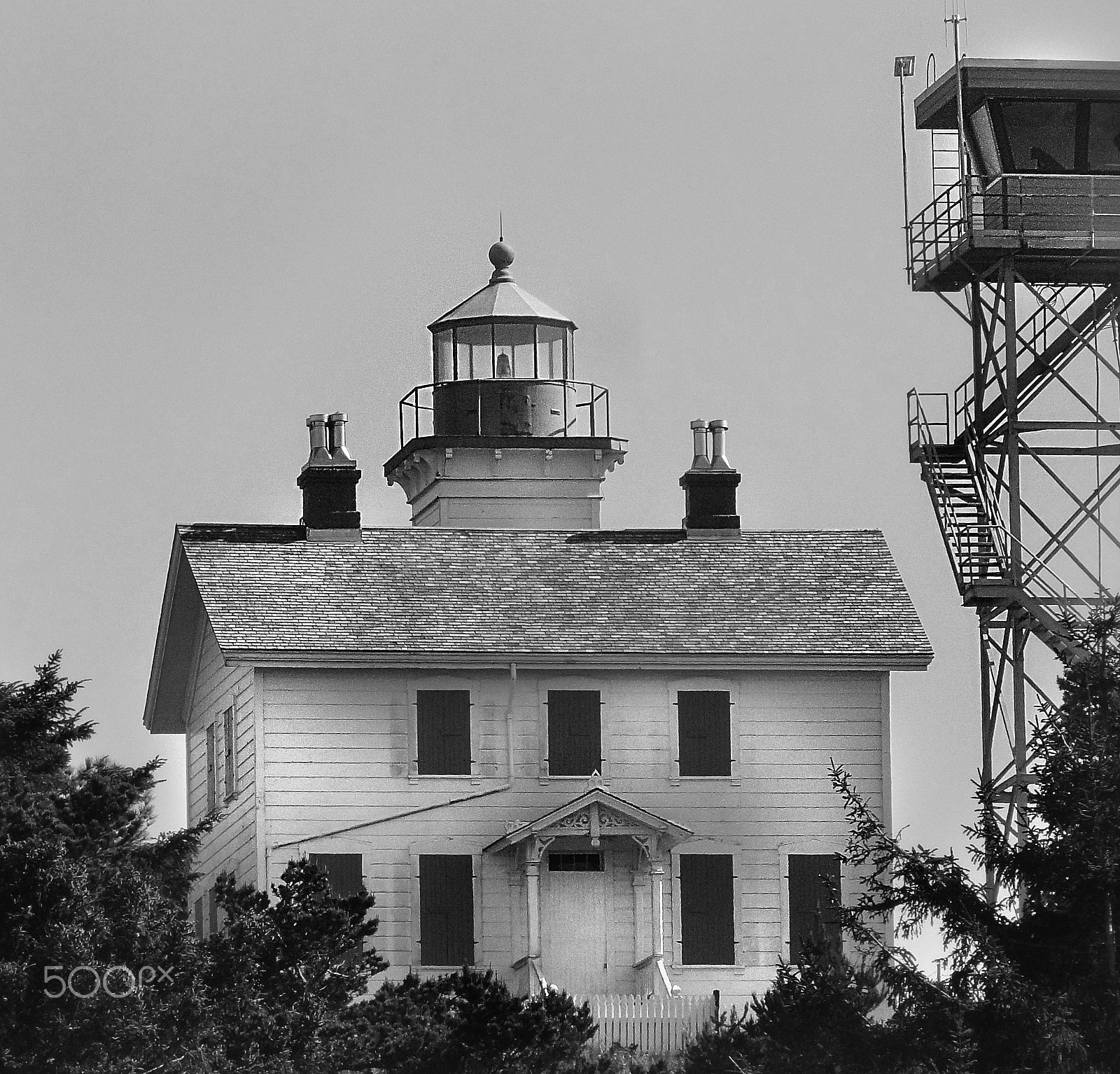 Sony Cyber-shot DSC-H55 sample photo. Newport lighthouse b&w photography