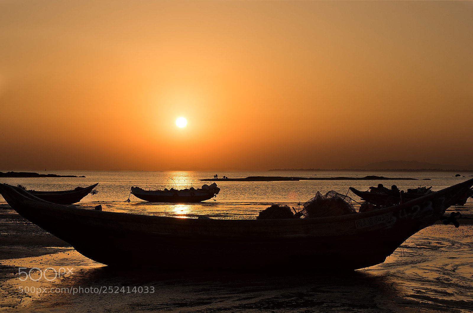 Nikon D810 sample photo. 渔船与太阳 photography