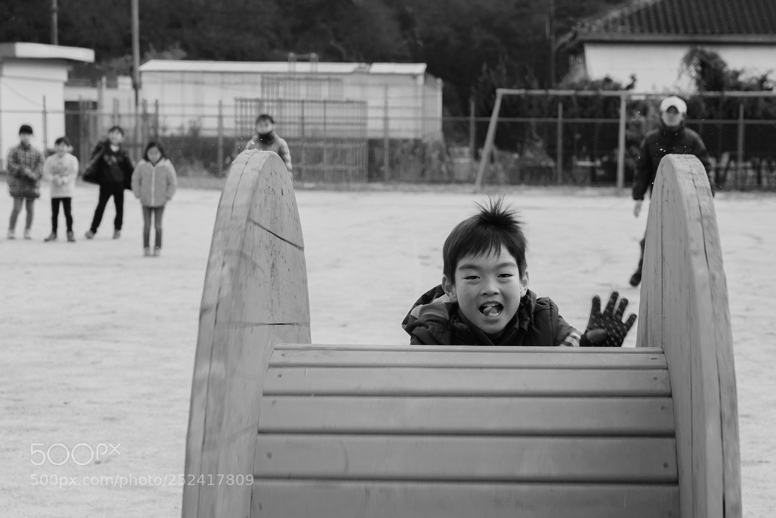 Sony a7S sample photo. 運動場で遊ぶ少年 photography
