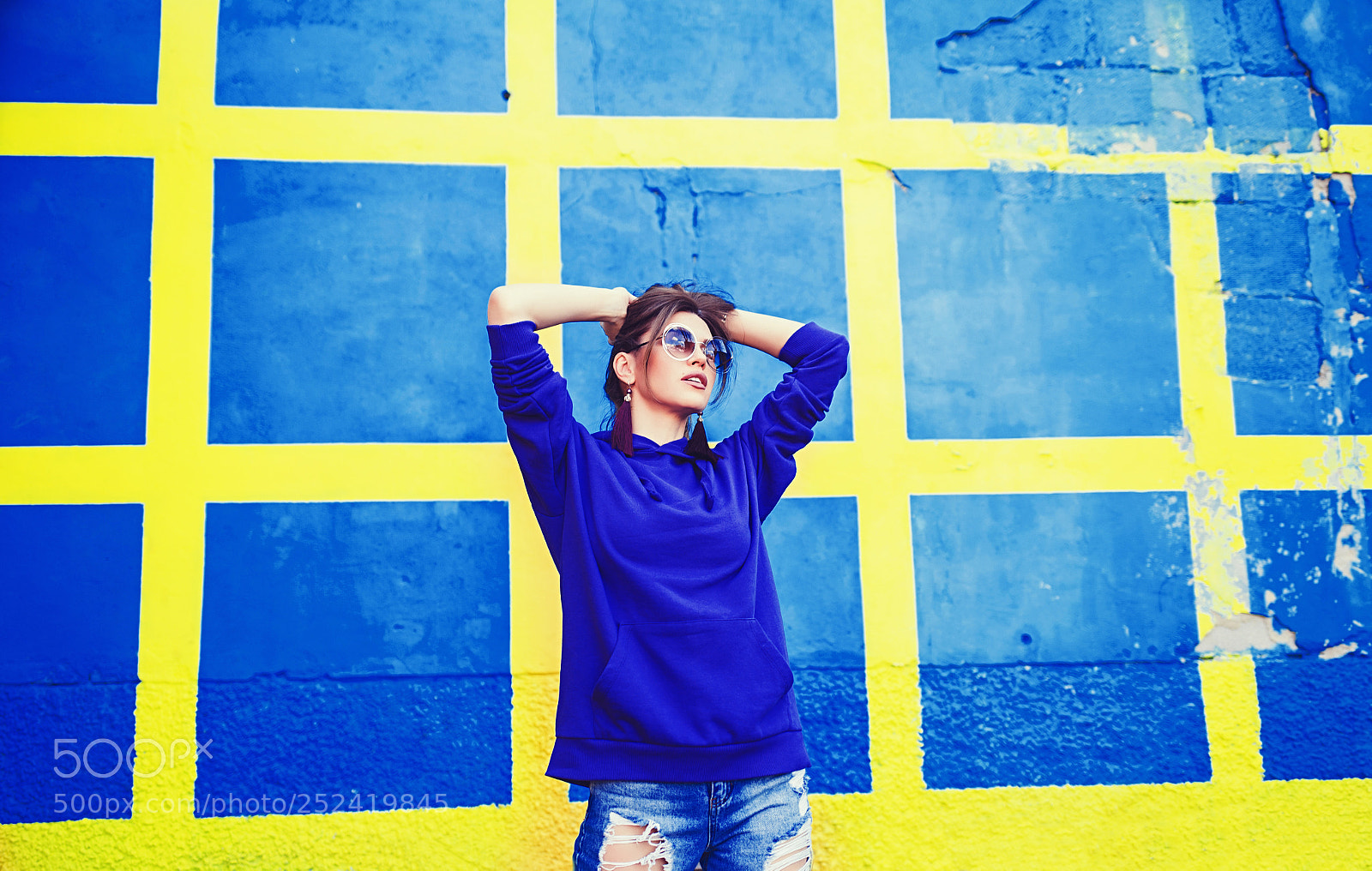 Canon EOS 5D Mark II sample photo. Woman in sunglasses against photography