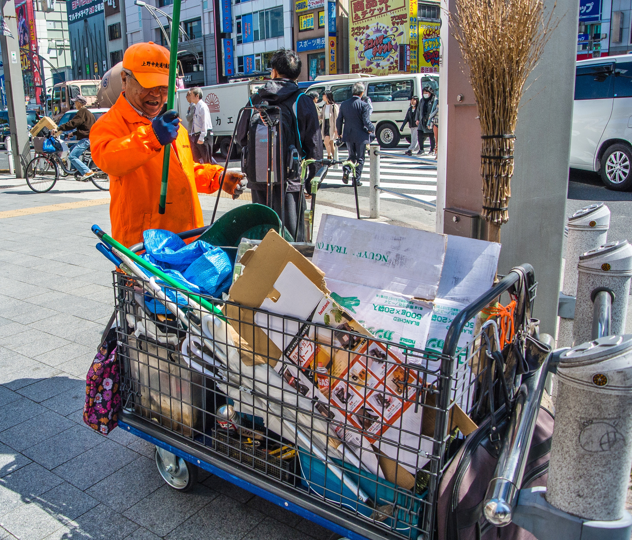 Nikon 1 V1 sample photo. Garbage collector photography