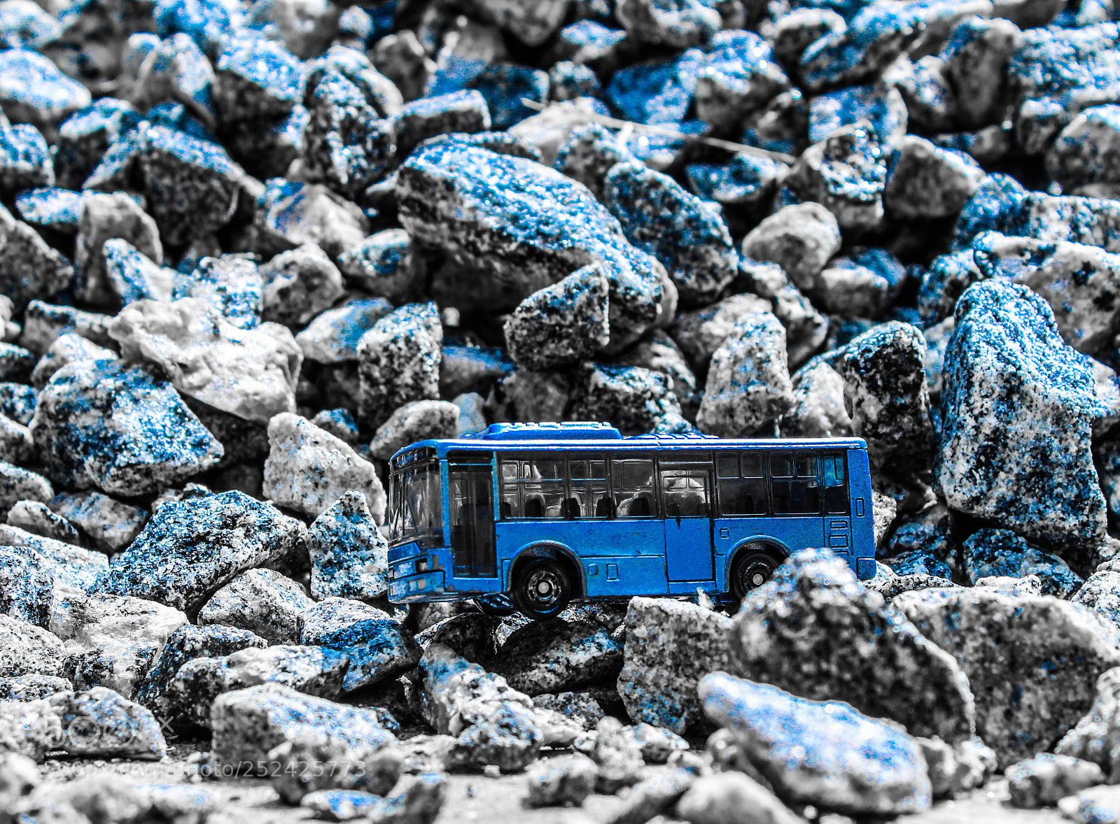 Canon EOS 1300D (EOS Rebel T6 / EOS Kiss X80) sample photo. Toy bus photography