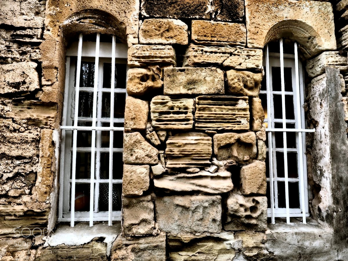 Olympus OM-D E-M5 II sample photo. Pierres usées photography
