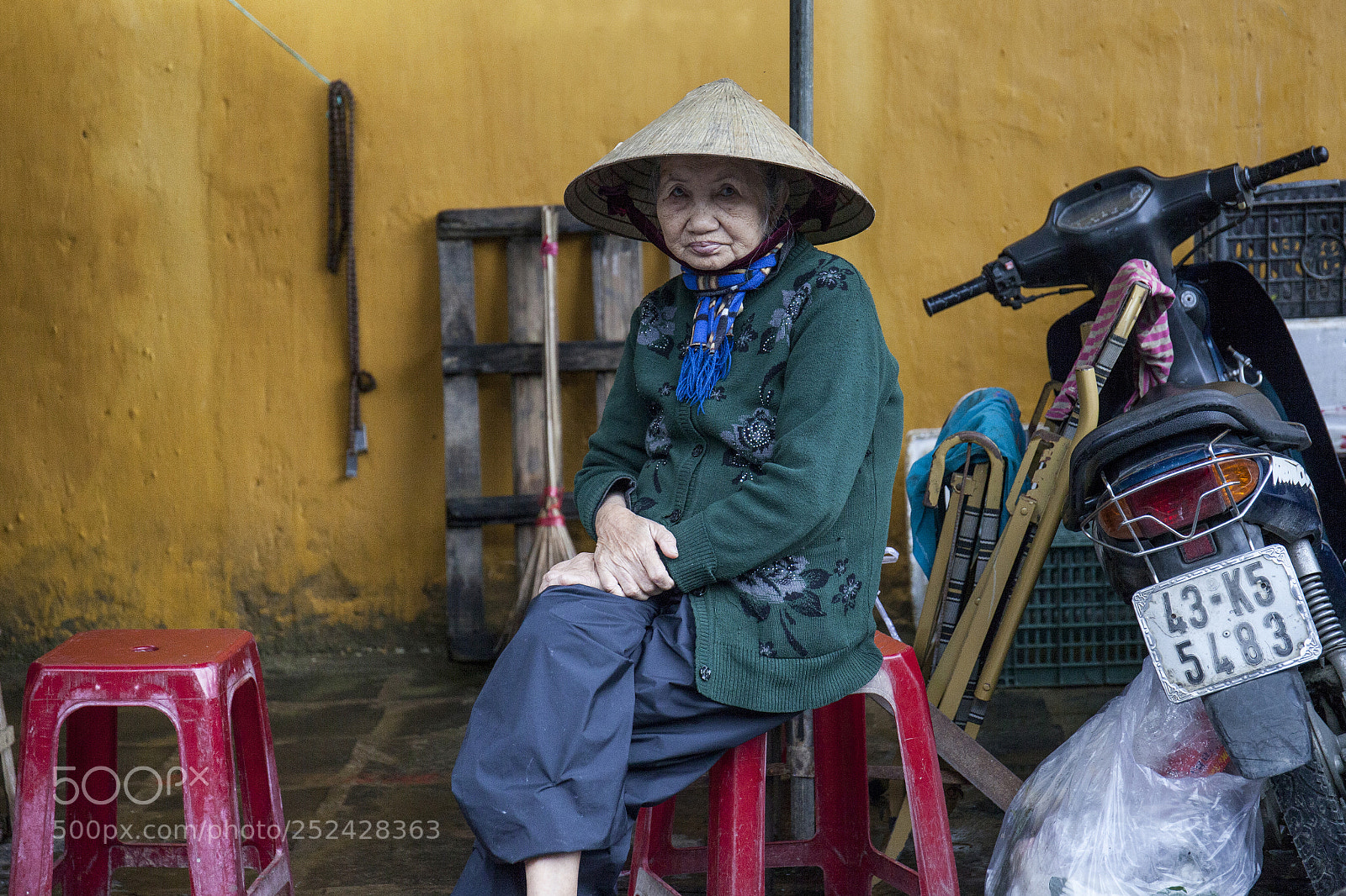 Canon EOS 5D Mark II sample photo. Old vietnamese lady photography