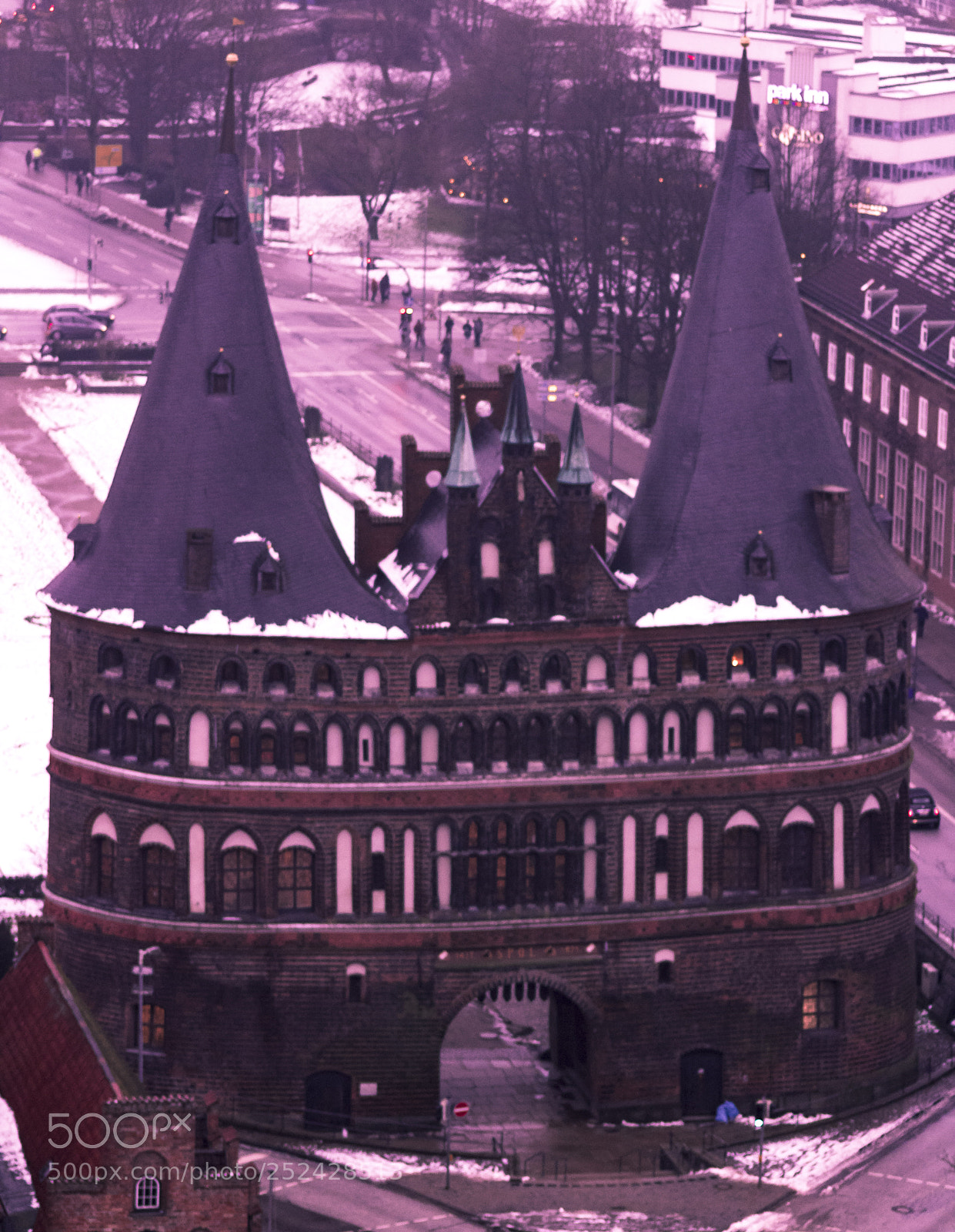 Canon EOS 1300D (EOS Rebel T6 / EOS Kiss X80) sample photo. Holstentor lübeck nostalgia photography