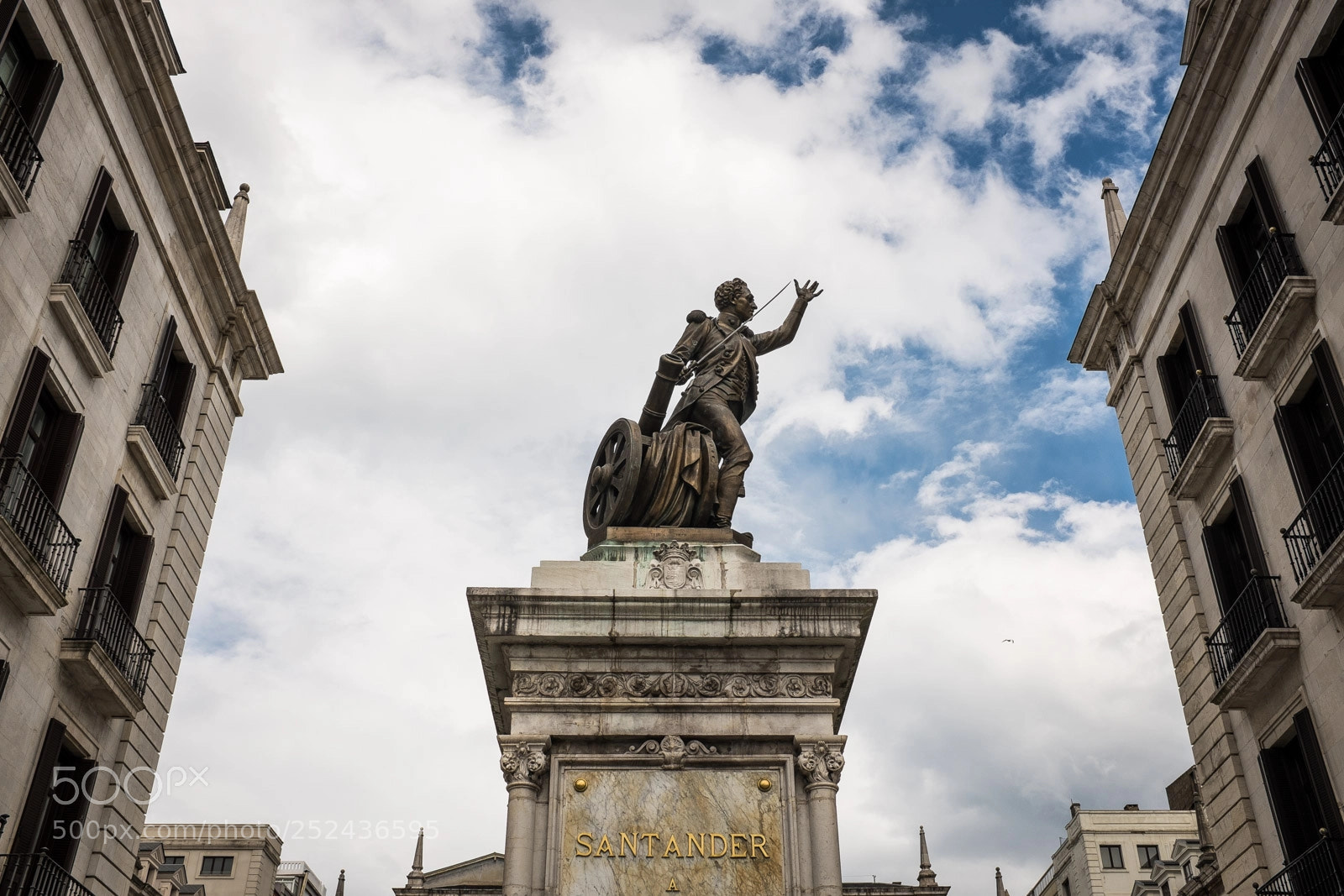 Fujifilm X100T sample photo. Statue of pedro velarde photography