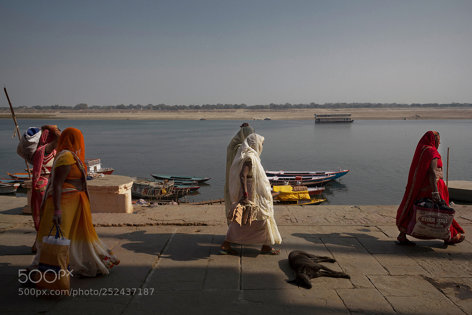 Canon EOS 550D (EOS Rebel T2i / EOS Kiss X4) sample photo. Indian women at varanasi photography