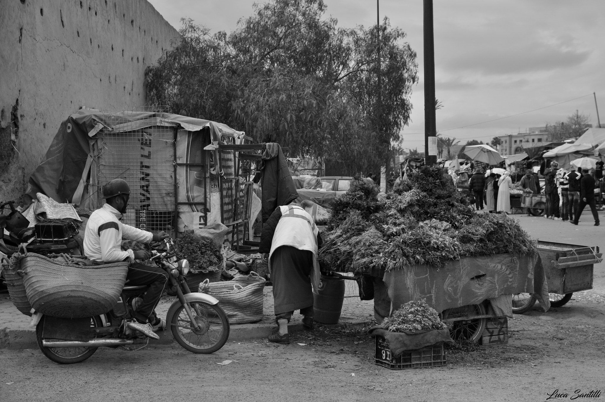 Nikon D5000 + Sigma 17-70mm F2.8-4 DC Macro OS HSM | C sample photo. Bancarella nel souk di marrakech photography