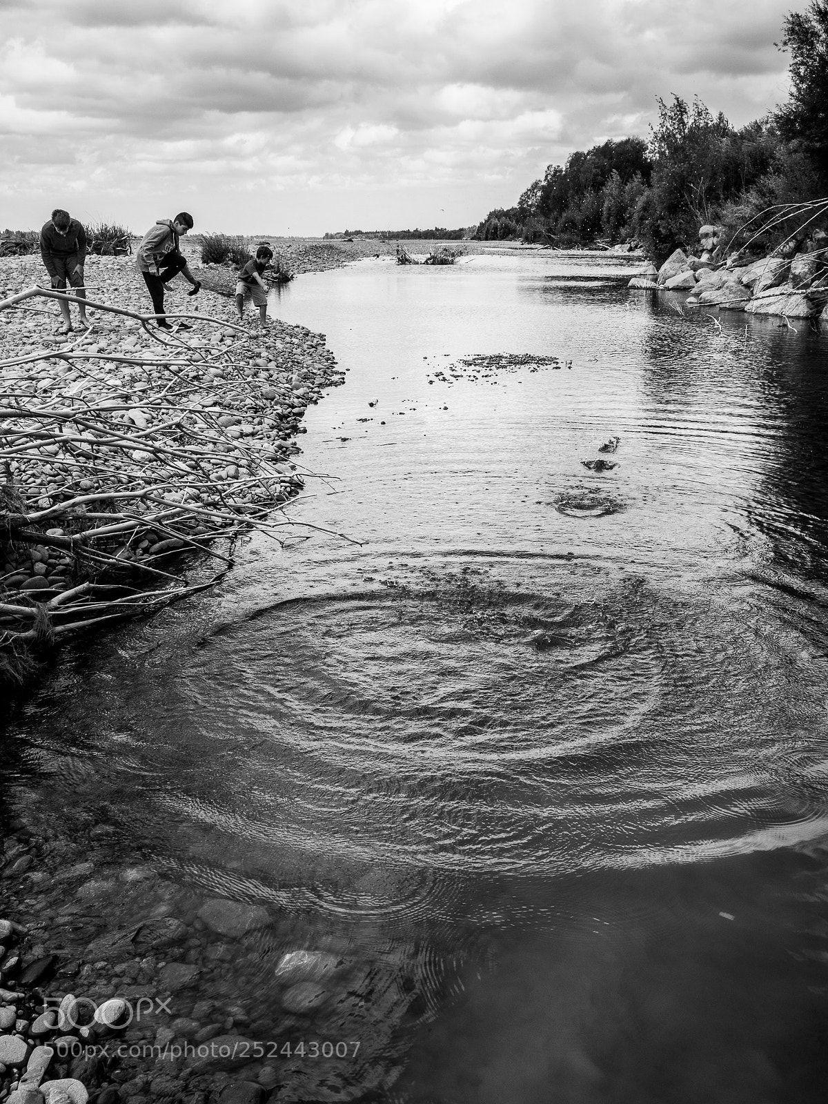 Olympus OM-D E-M5 II sample photo. Stone skipping photography