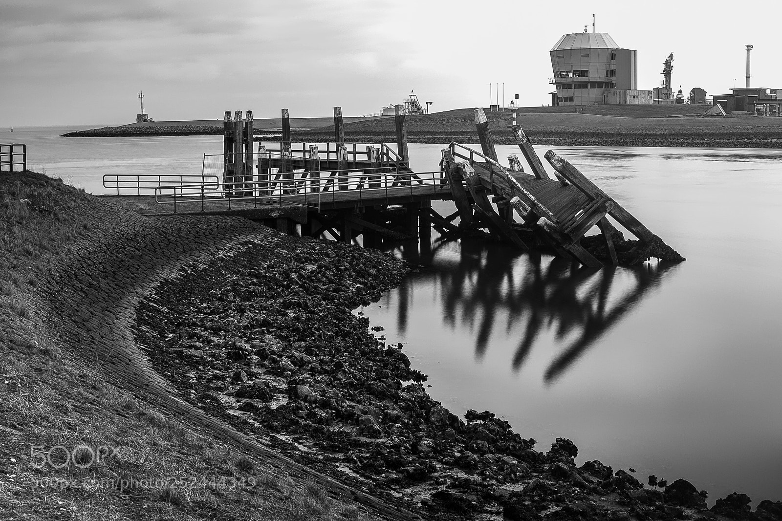 Canon EOS 700D (EOS Rebel T5i / EOS Kiss X7i) sample photo. Broken quay photography