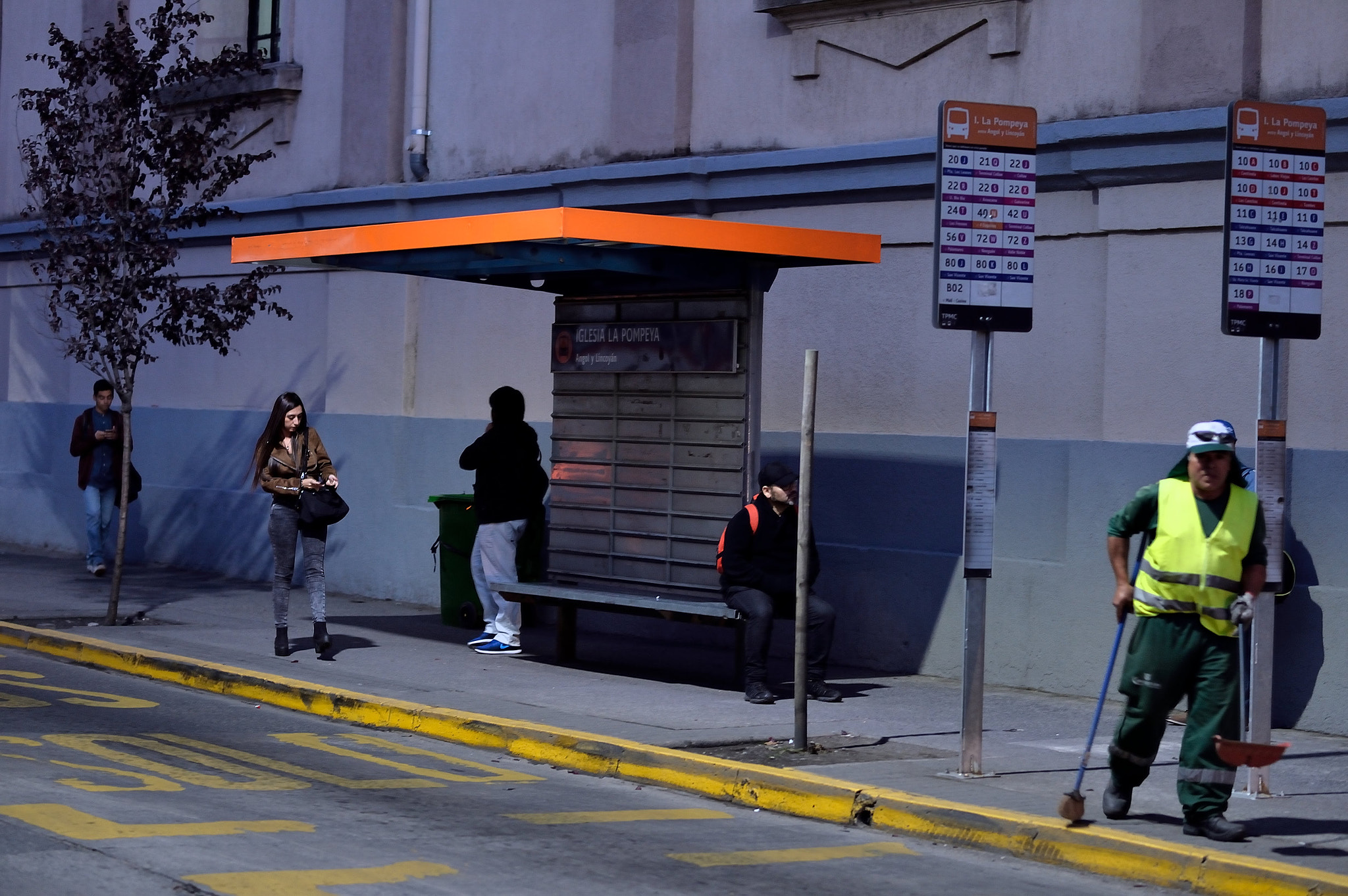 Nikon Df + Nikon AF-S Nikkor 85mm F1.8G sample photo. Bus stop at dusk photography