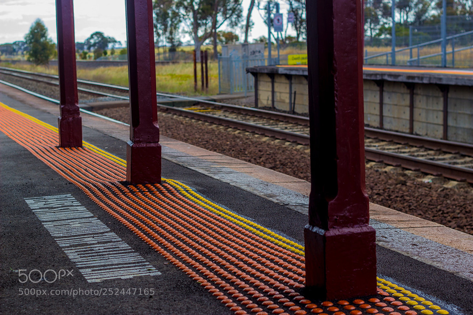 Canon EOS 600D (Rebel EOS T3i / EOS Kiss X5) sample photo. Architecture at a railway photography