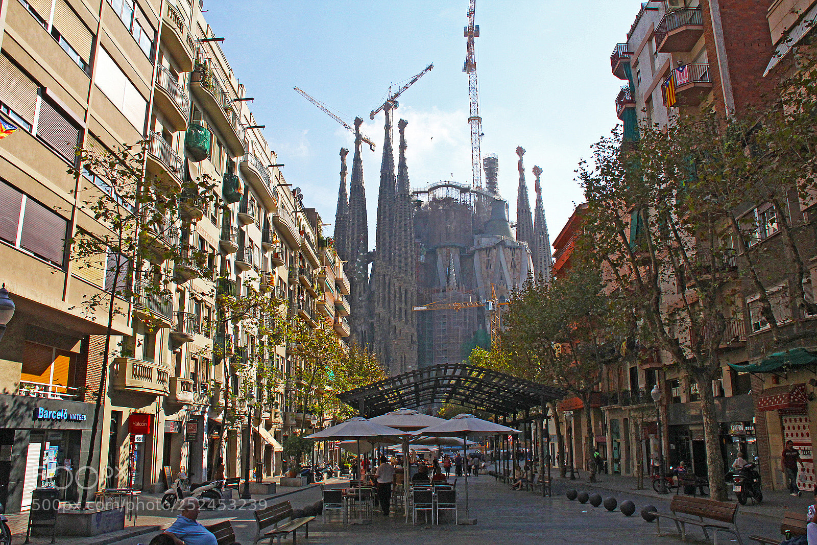 Canon EOS 60D sample photo. Sagrada familia street view photography