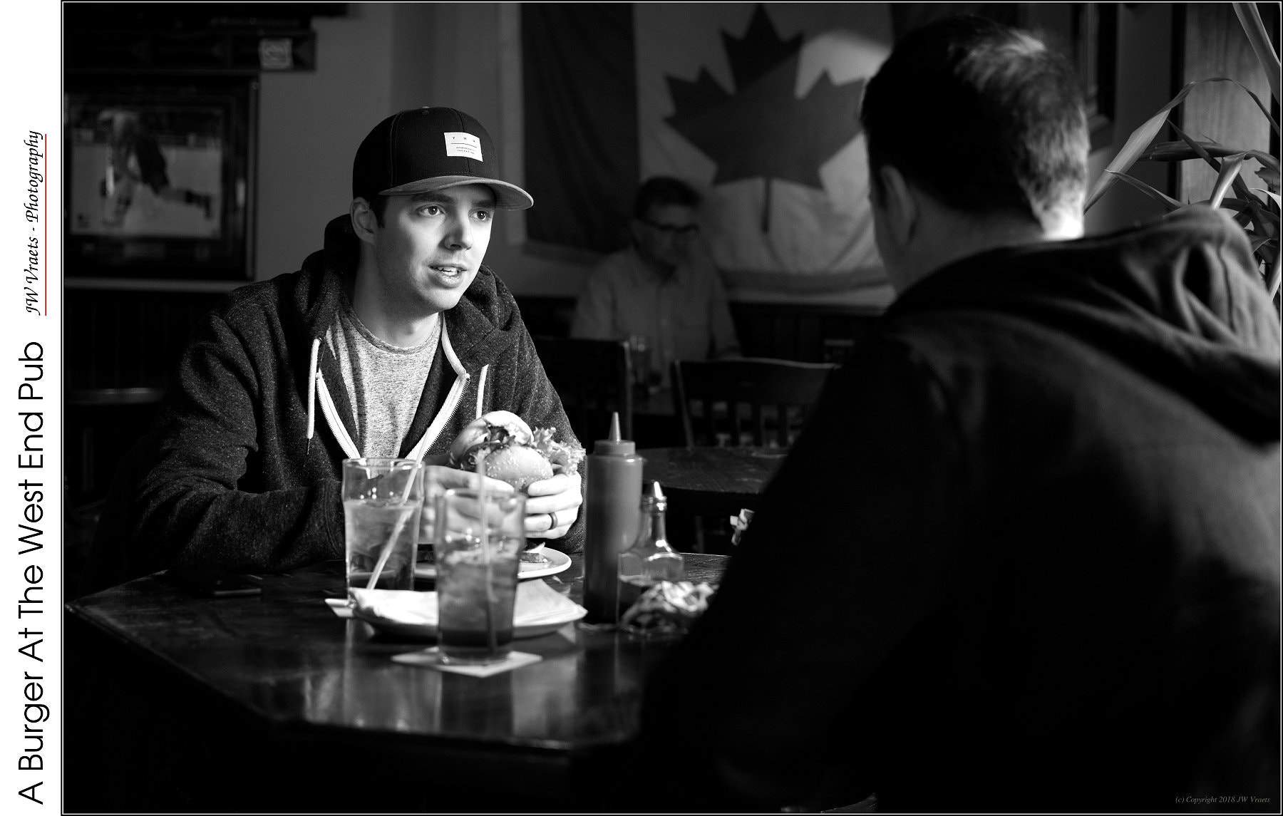 Nikon D7100 + Nikon AF-S DX Nikkor 35mm F1.8G sample photo. A burger at the west end pub photography