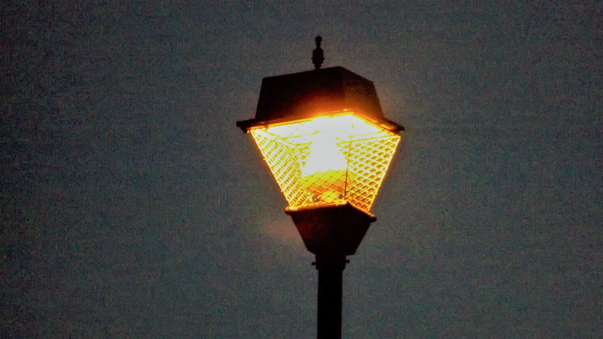 Fujifilm FinePix S4800 sample photo. Street lamp photography