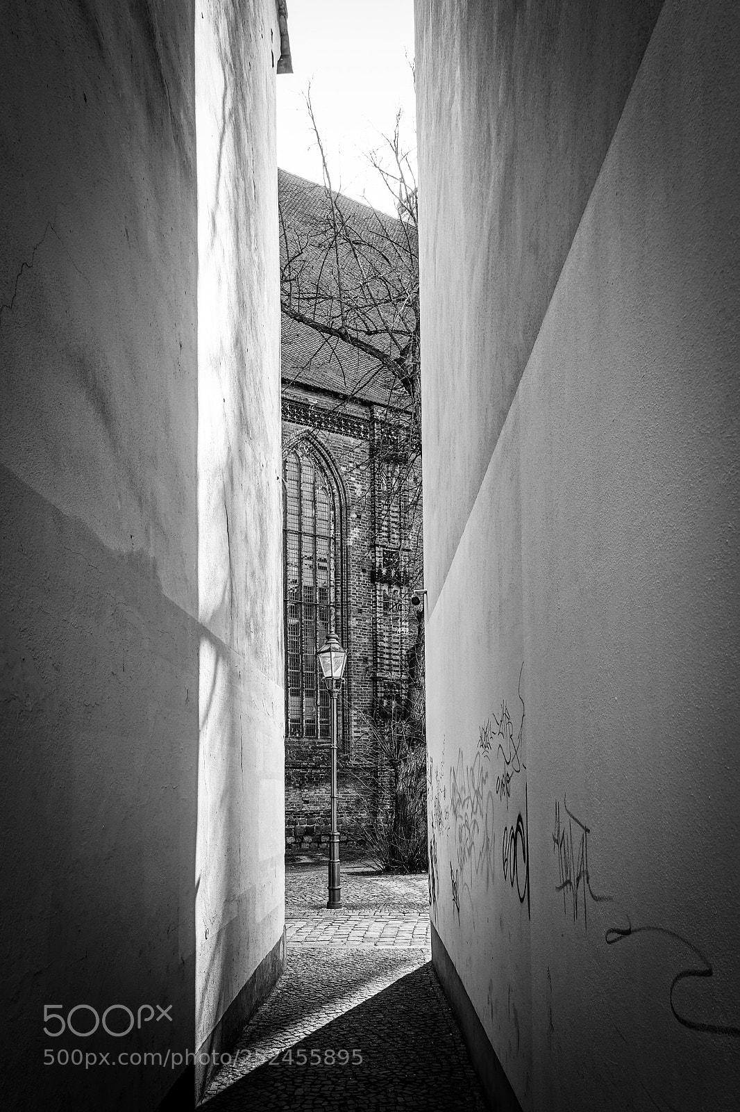 Sony Cyber-shot DSC-RX100 III sample photo. Narrow alley photography