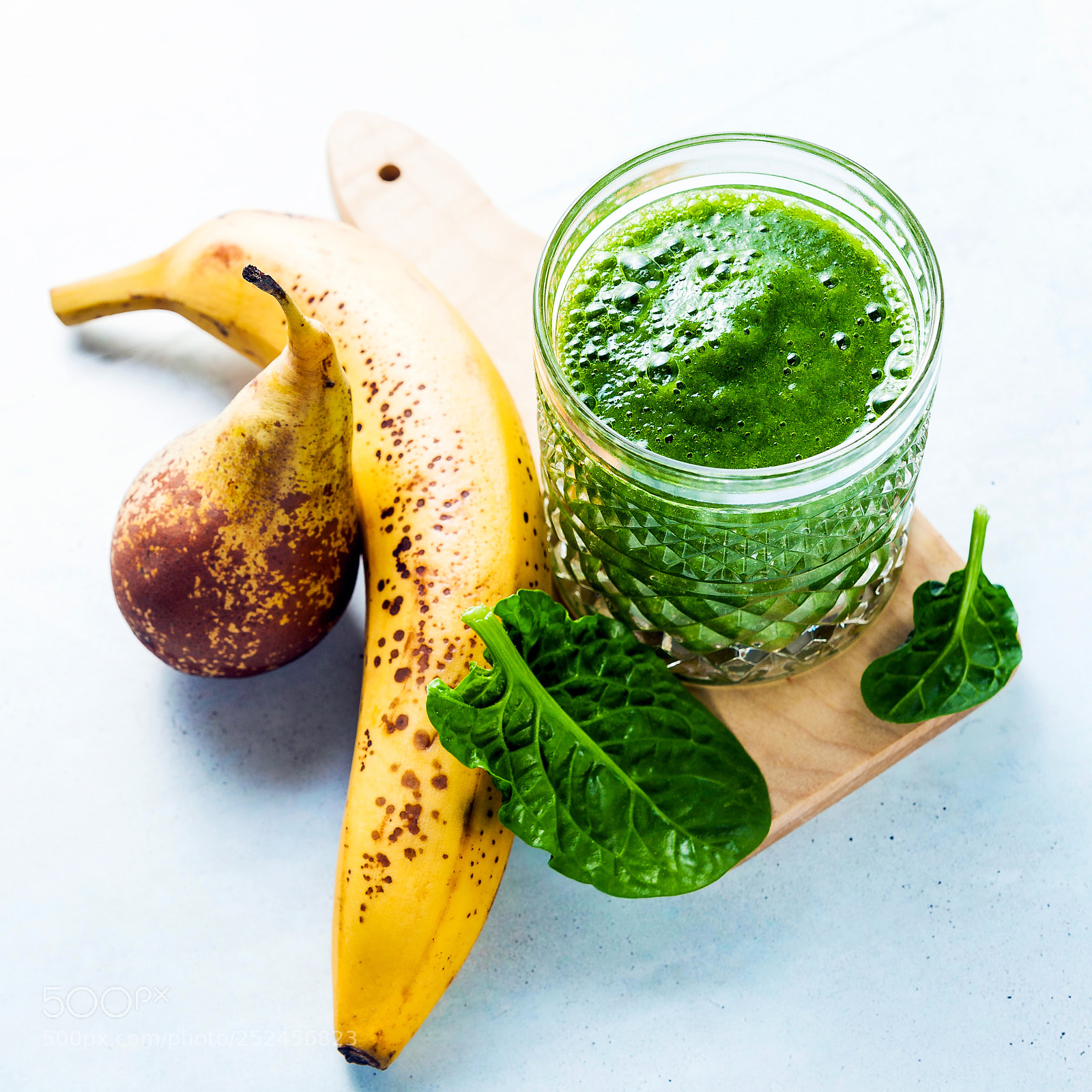 Canon EOS 5D Mark II sample photo. Freshly prepared green smoothies photography