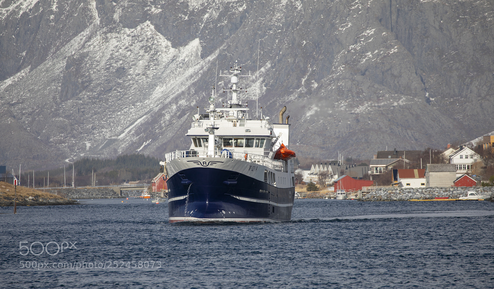 Canon EOS 5D Mark IV sample photo. Traffic in the harbour photography