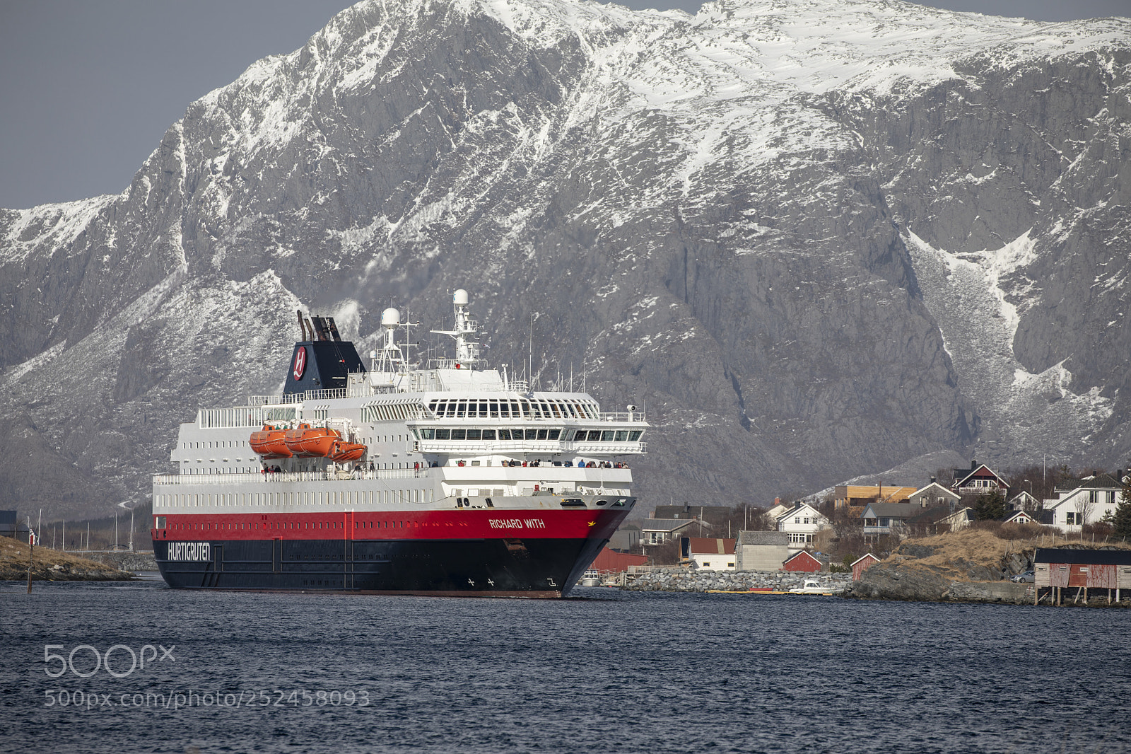 Canon EOS 5D Mark IV sample photo. Traffic in the harbour photography
