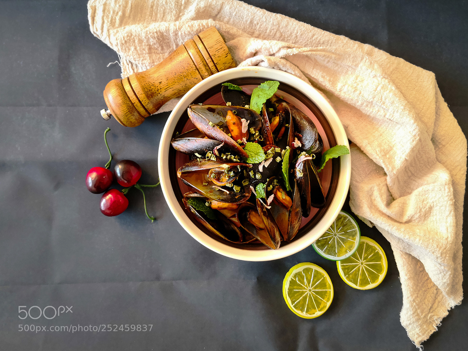 HUAWEI Mate 10 Pro sample photo. Italian steamed mussels cooked photography