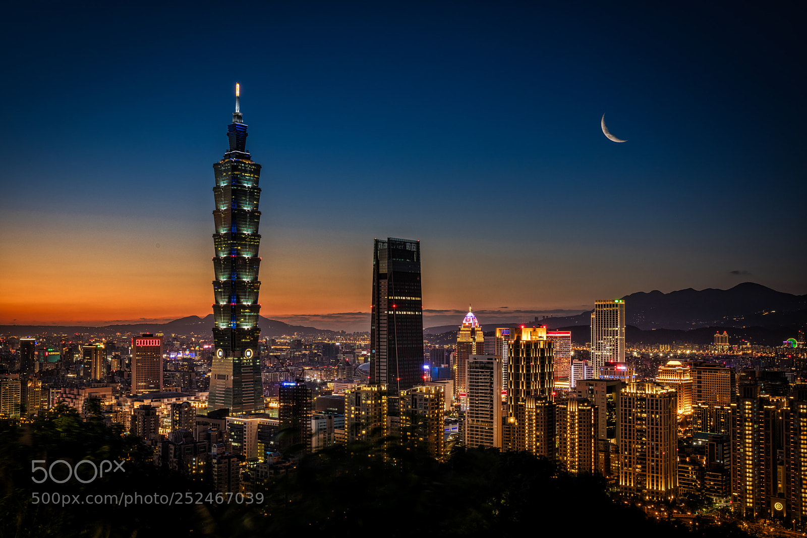 Canon EOS 5D Mark IV sample photo. Sunset in taipeh photography