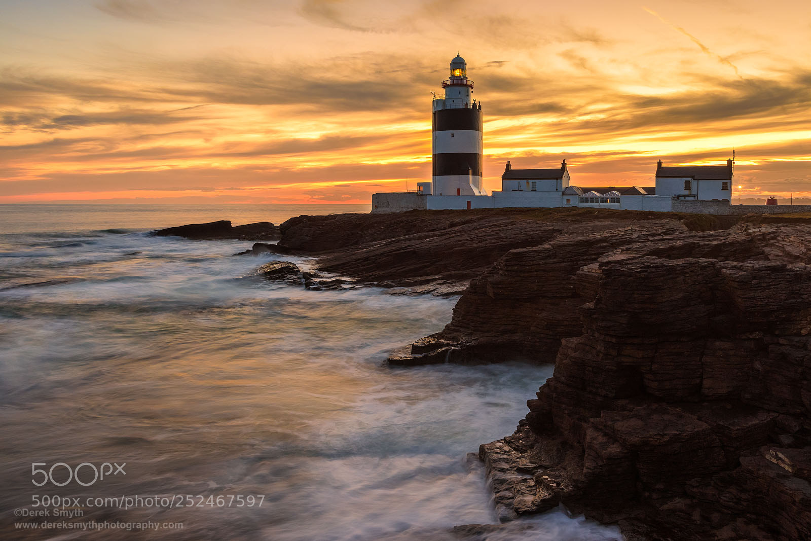 Canon EOS 5D Mark IV sample photo. Dusk at hook lighthouse photography