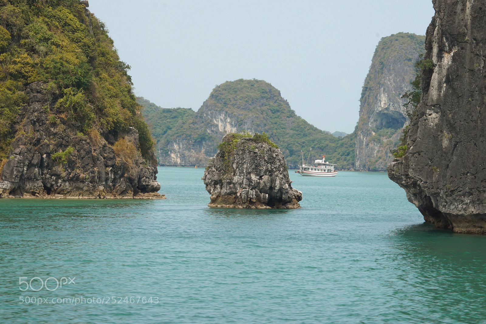 Sony a6000 sample photo. Ha long bay photography