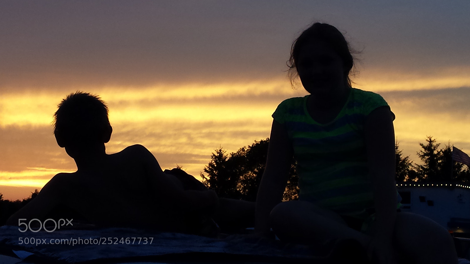 Samsung Galaxy S4 sample photo. Kids on van silhouette photography