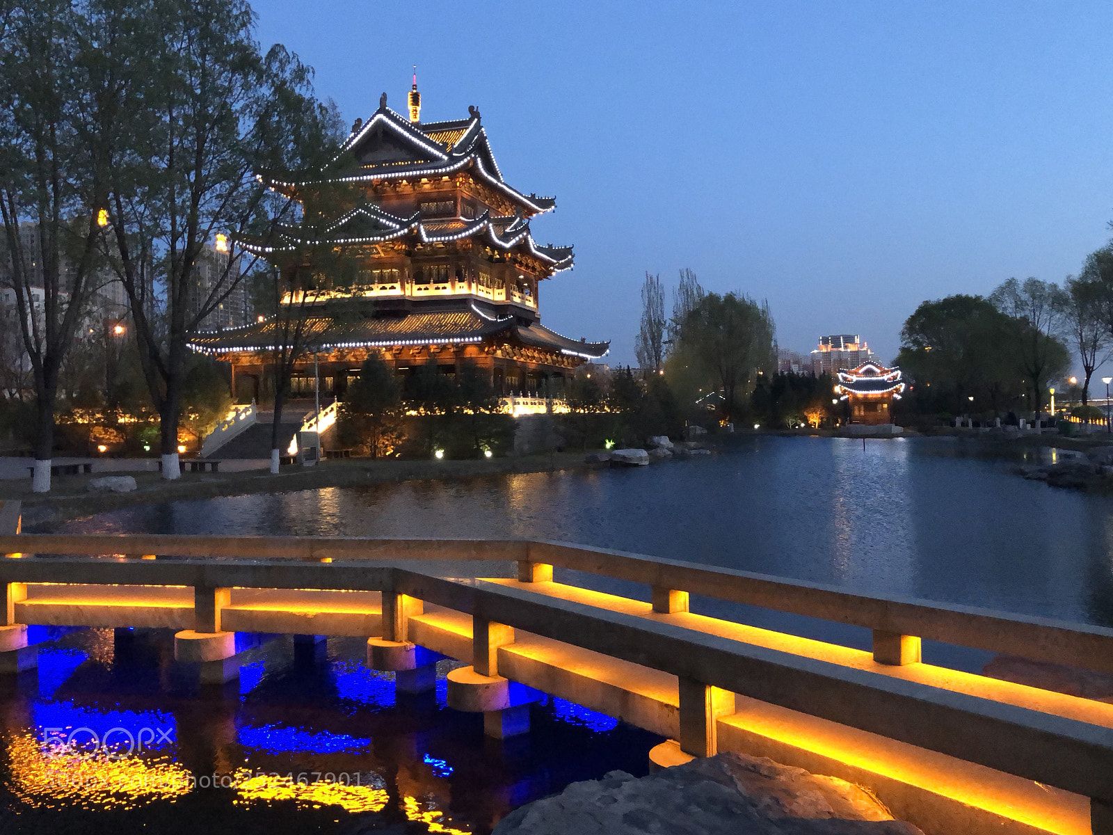 Apple iPhone X sample photo. 春寒风狂阁岿然 photography