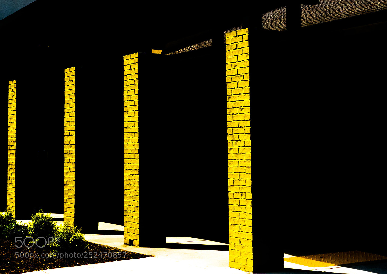 Panasonic Lumix DMC-FZ1000 sample photo. Yellow brick wall photography