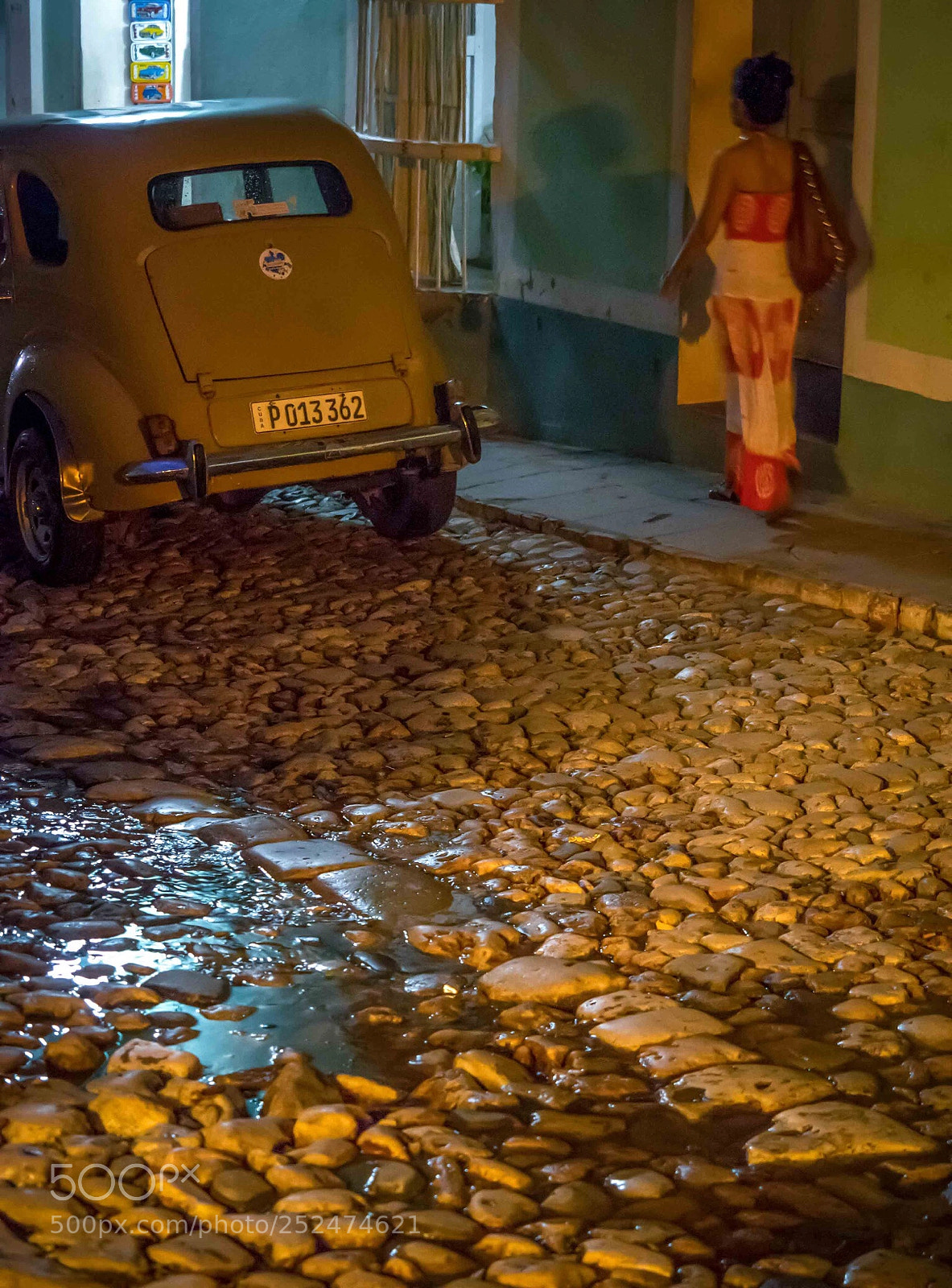 Olympus PEN E-P5 sample photo. Night street in cuba photography