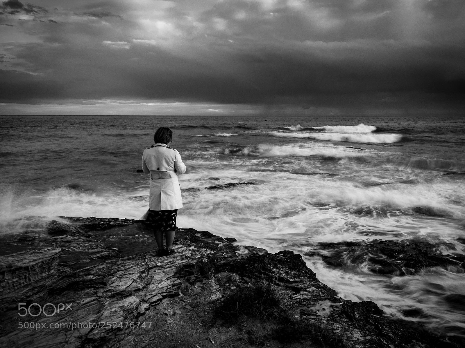Olympus OM-D E-M5 II sample photo. Mujer frente al mar photography