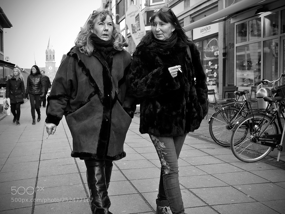 Fujifilm X-Pro2 sample photo. Smoking friends photography