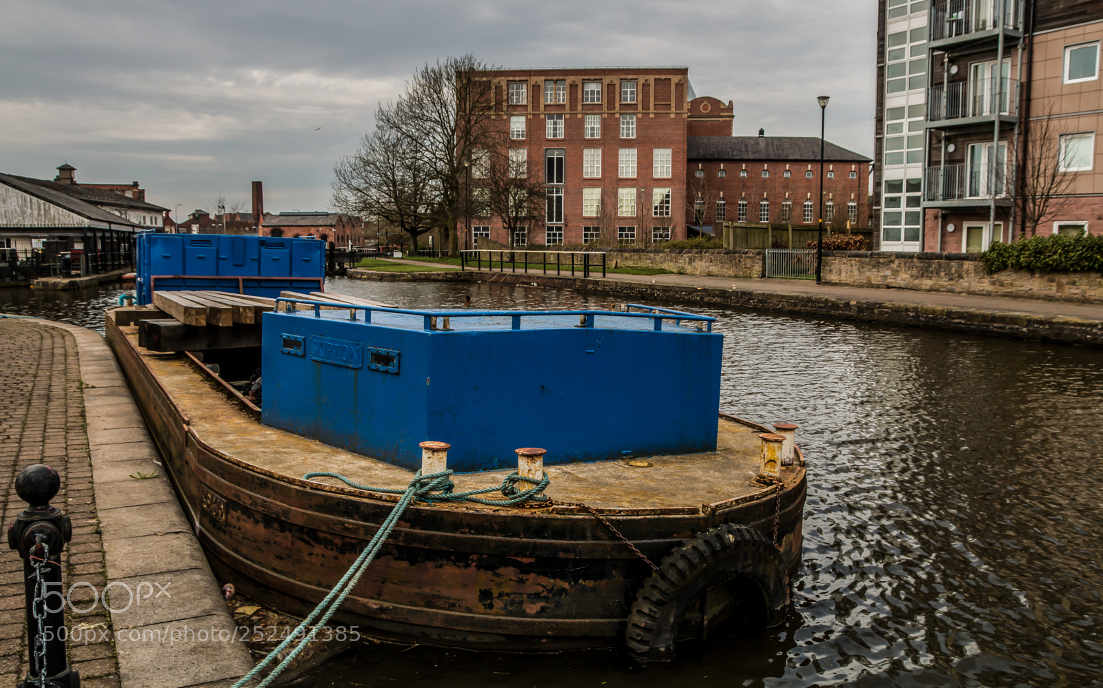 Canon EOS 70D sample photo. Black tyre on boat photography
