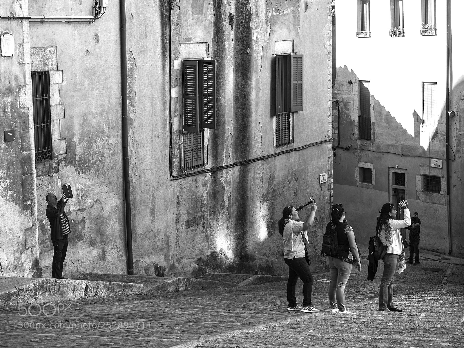 Olympus OM-D E-M1 sample photo. Turistas, plaza de la photography